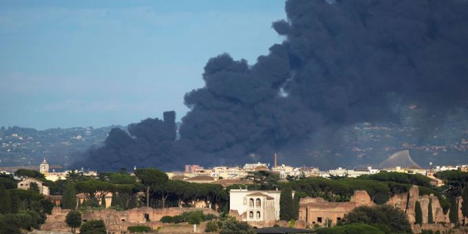 In Italien brennt es vielerorts aufgrund der Trockenheit: Rauchschwaden steigen nach einem Brand auf einem Schrottplatz im Südosten von Rom auf. Foto: Gregorio Borgia Grossbrand in Rom