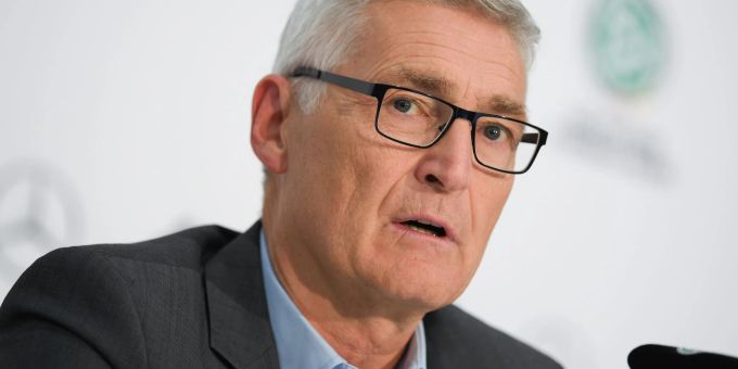 Lutz Michael Fröhlich, Sportlicher Leiter der Elite-Schiedsrichter, spricht während einer Pressekonferenz. Lutz Michael Fröhlich, Sportlicher Leiter der Elite-Schiedsrichter, spricht während einer Pressekonferenz.