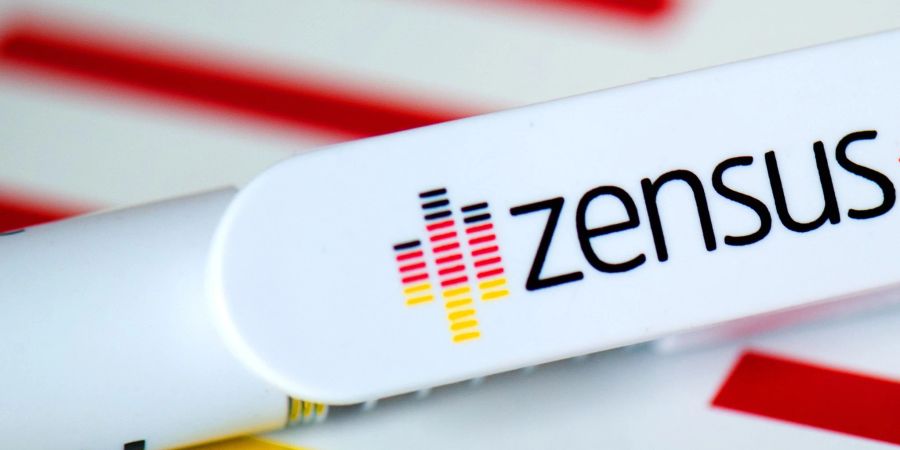 Der Schriftzug «Zensus» ist auf einem bedruckten Kugelschreiber und einem Notizblock zu lesen.