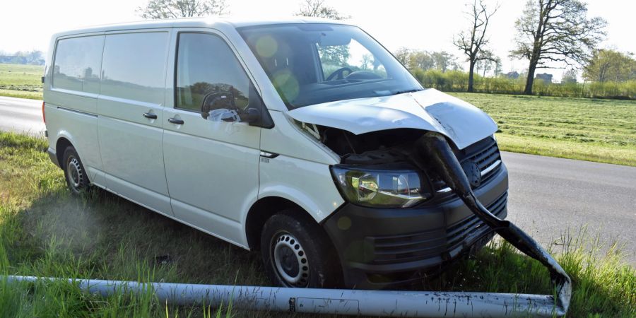 Neuenkirch: Lieferwagen prallt in Kandelaber