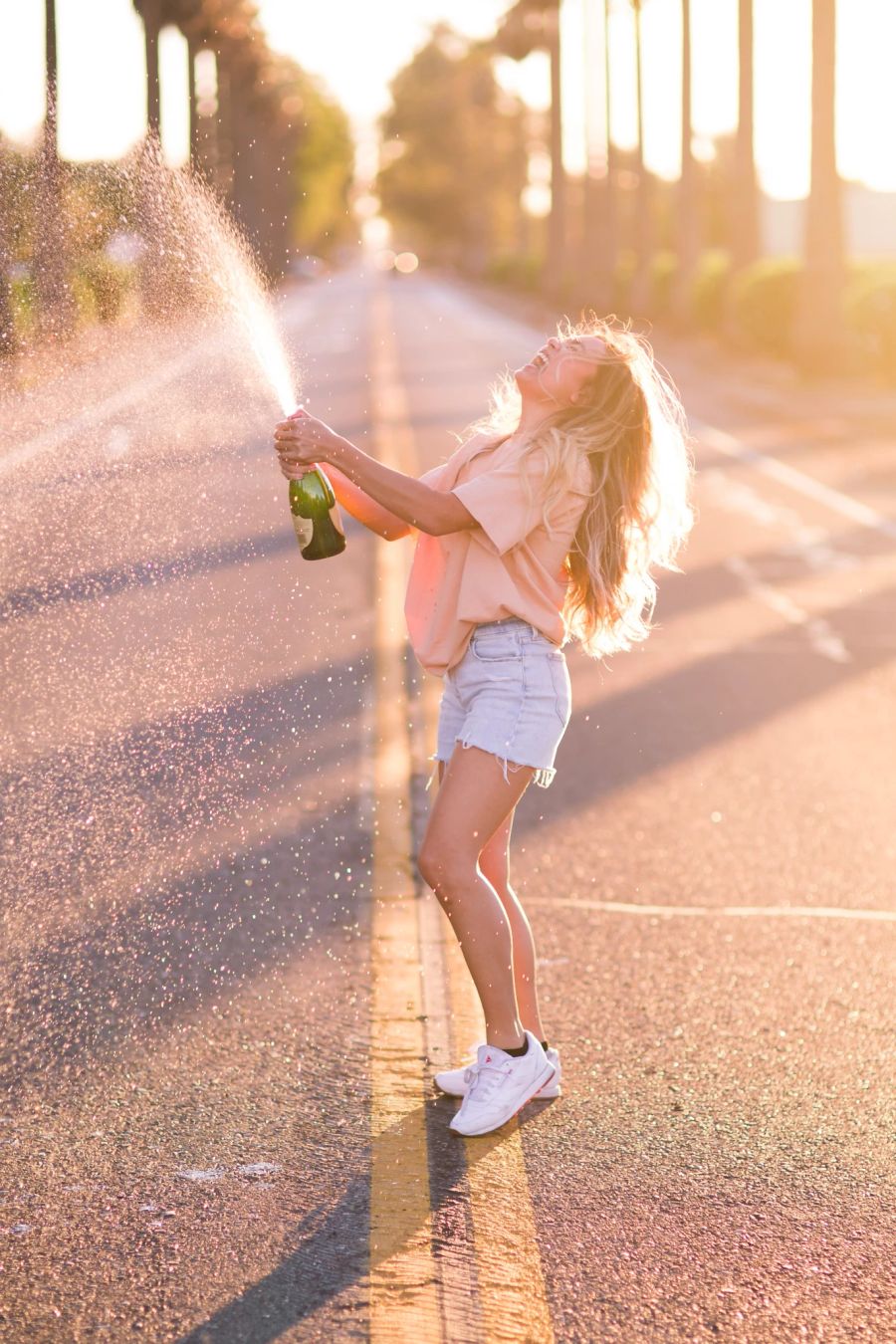 Frau öffnet Champagner