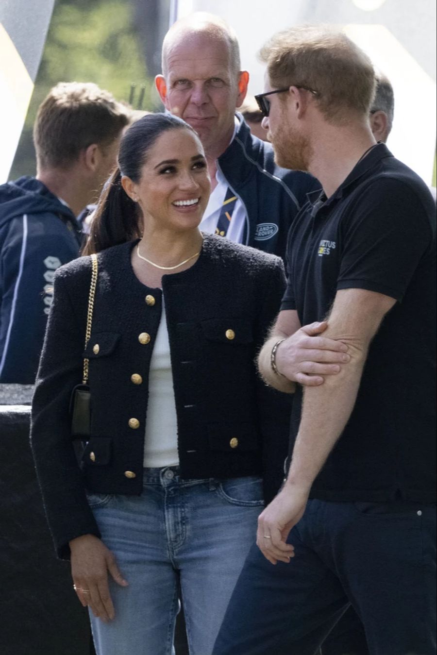 Meghan schaut Harry ganz verliebt an.