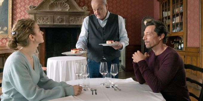 Wilsberg (Leonard Lansink, M) spielt den Hotelbesitzer, während er die Gäste Emily (Maria Wördemann) und Sven Degen (Michael Pink) bedient. Wilsberg (Leonard Lansink, M) spielt den Hotelbesitzer, während er die Gäste Emily (Maria Wördemann) und Sven Degen (Michael Pink) bedient.