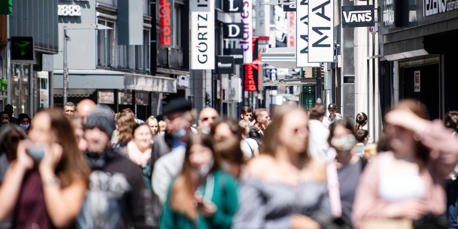 Menschen gehen über die Hohe Strasse in Köln.