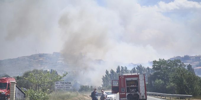 In Nordspanien kämpfen Feuerwehren weiter gegen Waldbrände, die zunächst nicht eingedämmt werden konnten. Bewohner zwölf kleinerer Ortschaften mussten ihre Häuser verlassen und kamen in Notunterkünften unter. norspanien waldbrände