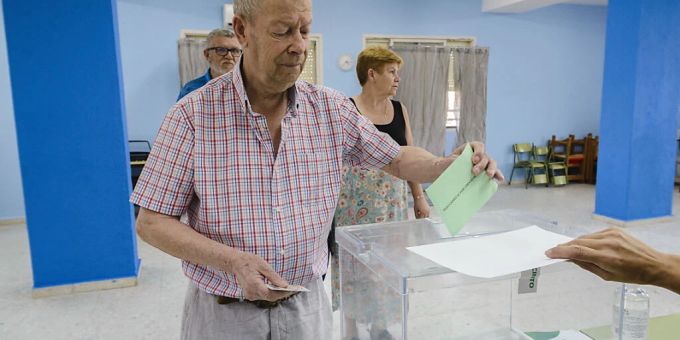 Ein Mann wirft seinen Stimmzettel in eine Wahlurne in einem Wahllokal in Sevilla. Mehr als 6,5 Millionen Andalusier sind aufgerufen, ihre Vertreter im Parlament zu wählen. Foto: Angel Garcia/ZUMA Press Wire/dpa Ein Mann wirft seinen Stimmzettel in eine Wahlurne in einem Wahllokal in Sevilla. Mehr als 6,5 Millionen Andalusier sind aufgerufen, ihre Vertreter im Parlament zu wählen. Foto: Angel Garcia/ZUMA Press Wire/dpa