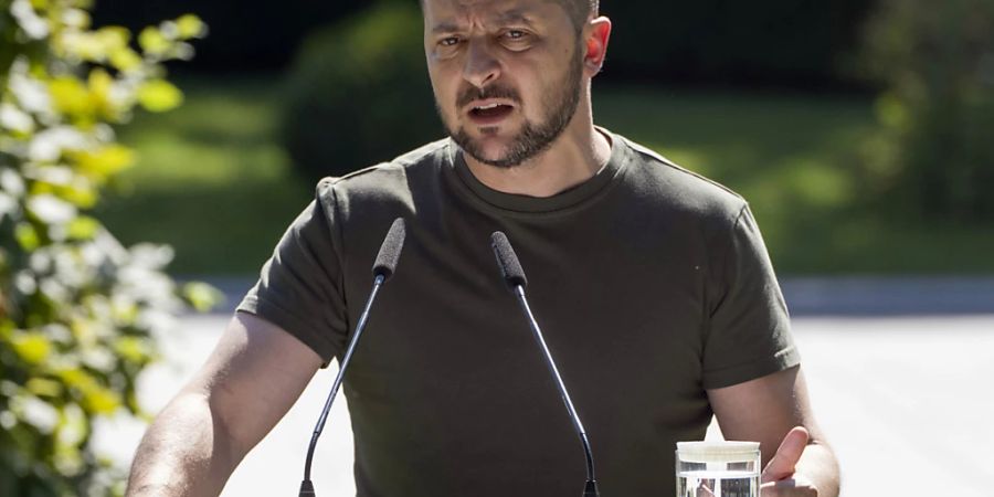 Wolodymyr Selenskyj, Präsident der Ukraine, spricht auf einer gemeinsamen Pressekonferenz mit dem litauischen Präsidenten Nauseda. Foto: Efrem Lukatsky/AP/dpa