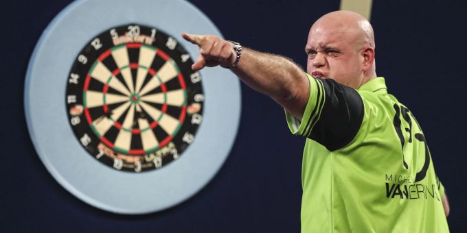 Michael Van Gerwen wird den World Cup aufgrund einer Operation verpassen. Michael Van Gerwen wird den World Cup aufgrund einer Operation verpassen.