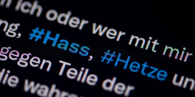 Die Hashtags «Hass» und «Hetze» zu sehen in einem Twitter-Beitrag. Die Hashtags «Hass» und «Hetze» zu sehen in einem Twitter-Beitrag.