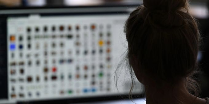 Eine Polizistin wertet Aufnahmen aus, die den sexuellen Missbrauch von Kindern zeigen (Symbolbild). Eine Polizistin wertet Aufnahmen aus, die den sexuellen Missbrauch von Kindern zeigen (Symbolbild).