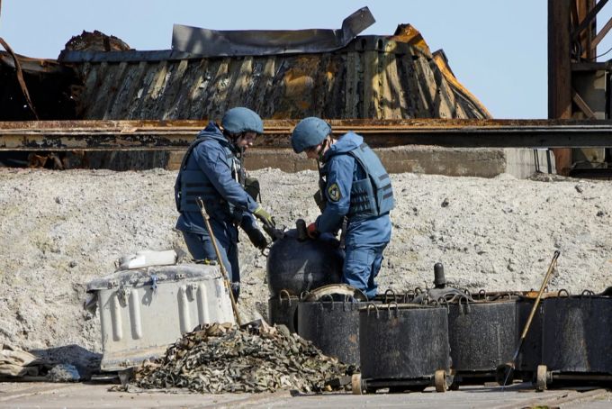 Separatisten aus Donezk entschärfen eine Seemine in der Nähe Mariupols. Dieses Foto wurde während einer vom russischen Verteidigungsministerium organisierten Veranstaltung aufgenommen. seemine