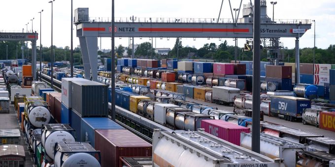 Die deutsche Industrie bekommt weniger Aufträge. Die deutsche Industrie bekommt weniger Aufträge.