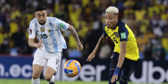 Ecuadors Byron Castillo im WM-Qualispiel gegen Argentinien. WM 2022