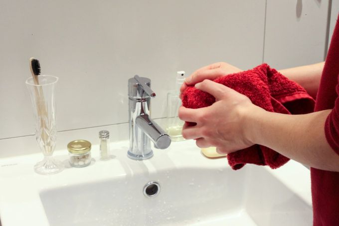 Händetrocknen ist für die Hygiene genau so wichtig wie Händewaschen. Hände Waschbecken Handtuch Wasser