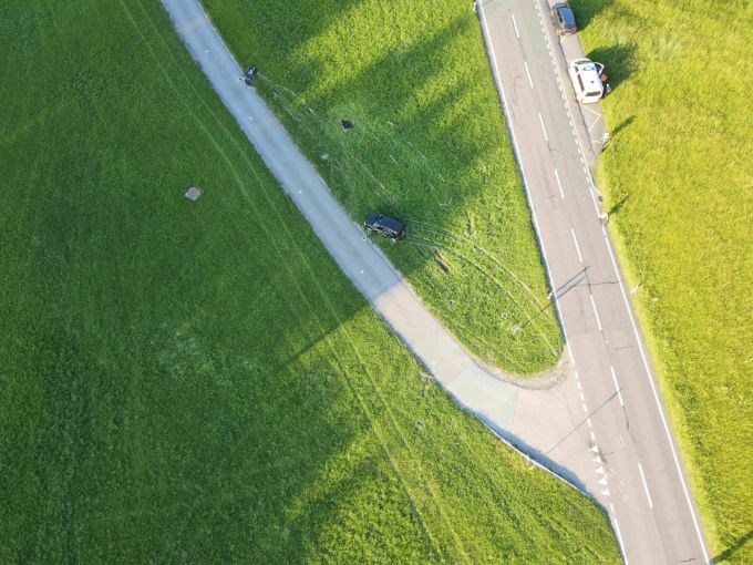 Kollision zwischen dem Motorrad und dem abbiegenden Auto. Kollision