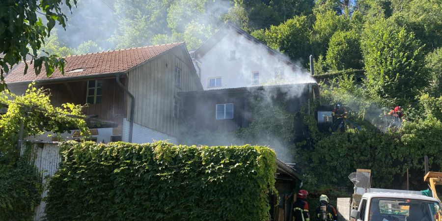 Holzschopf gerät in Brand