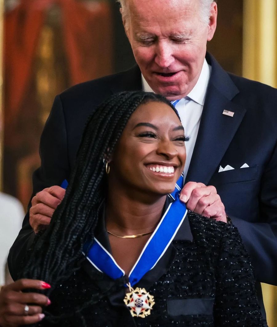 Simone Biles erhält von US-Präsident Joe Biden die Freiheitsmedaille.