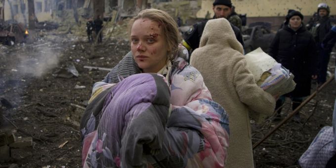 Russland nutzte die Bilder von Marianna Wischemirskaja vor dem zerstörten Spital in Mariupol für seine Propaganda. ukraine krieg