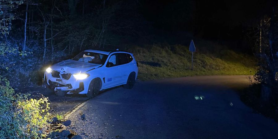 Das Auto geriet auf einer Nebenstrasse vom Weg ab und prallte in einen Baum.