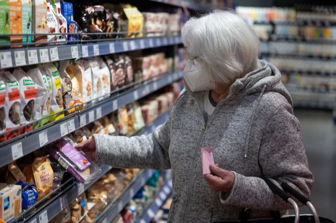 Maskenpflicht beim Einkaufen - bald wieder ein Thema in der Schweiz? Maksenpflicht Coronavirus