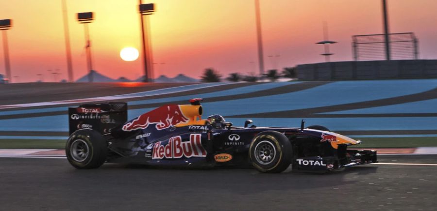 Sebastian Vettel am Steuer des Red Bull RB7 im Jahr 2011.