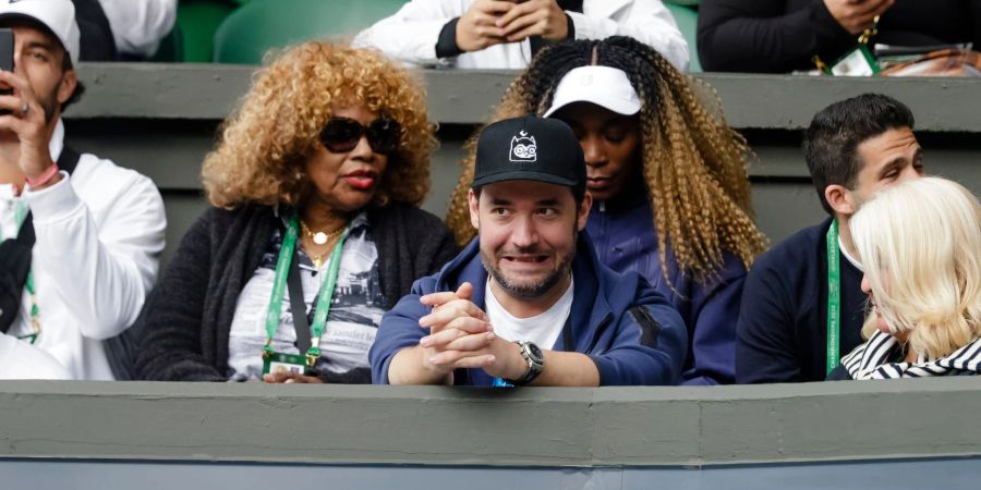 In Wimbledon noch unter den Zuschauern: Venus Williams (r) hinter dem Ehemann ihrer Schwester, Alexis Ohanian, und neben ihrer Mutter Oracene Prince.