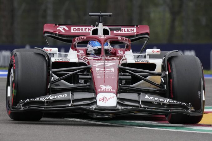 Valtteri Bottas in seinem Alfa-Sauber auf der Rennstrecke in Imola. Italy Emilia Romagna F1 GP Auto Racing