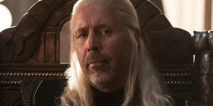 Paddy Considine als König Viserys Targaryen. Paddy Considine als König Viserys Targaryen.