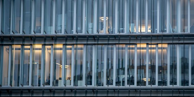 Nur wenige Büros scheinen in einem Bürogebäude in Berlin Mitte besetzt. Nur wenige Büros scheinen in einem Bürogebäude in Berlin Mitte besetzt.