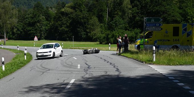 Salez: Zusammenprall zwischen Auto und Motorrad Salez: Zusammenprall zwischen Auto und Motorrad