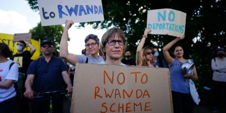 Demonstranten protestieren in einem Abschiebezentrum in Gatwick gegen das Vorhaben, Migranten nach Ruanda zu schicken.