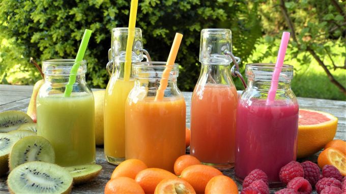 Gemüse- und Früchtesäfte werden gerne im Zusammenhang mit Detox-Kuren vermittelt. Säfte Gläser bunt Früchte