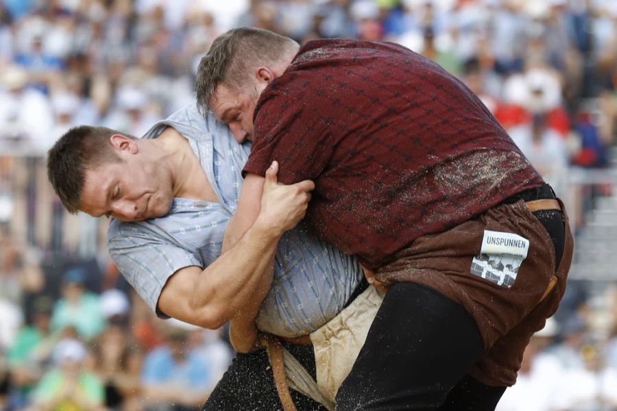 Curdin Orlik im Duell mit Christian Stucki.