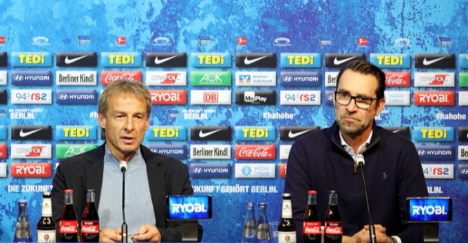 Jürgen Klinsmann und Michael Preetz bei einer Pressekonferenz der Hertha BSC Berlin. Hertha BSC Klinsmann Preetz