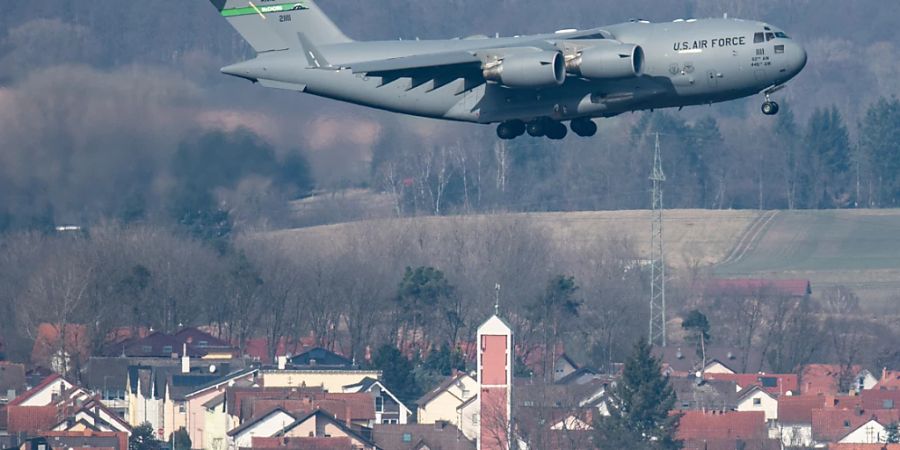 Eine US-Militärmaschine im Anflug auf die US-Airbase im deutschen Ramstein. (Archivbild)