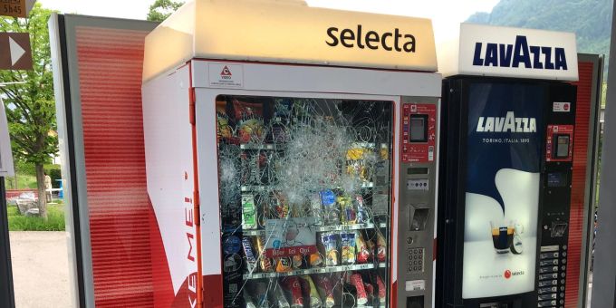 Sachbeschädigungen an mehreren Warenautomaten.