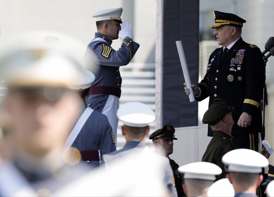 Milley übergibt einem West Point-Aspiranten sein Diplom. Gleichzeitig gab er dem Armee-Nachwuchs eine Warnung mit.
