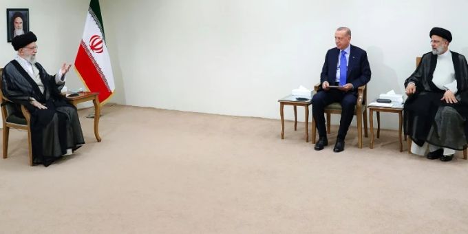 Chamenei (l.) mit Erdogan (M.) und Raisi Chamenei (l.) mit Erdogan (M.) und Raisi