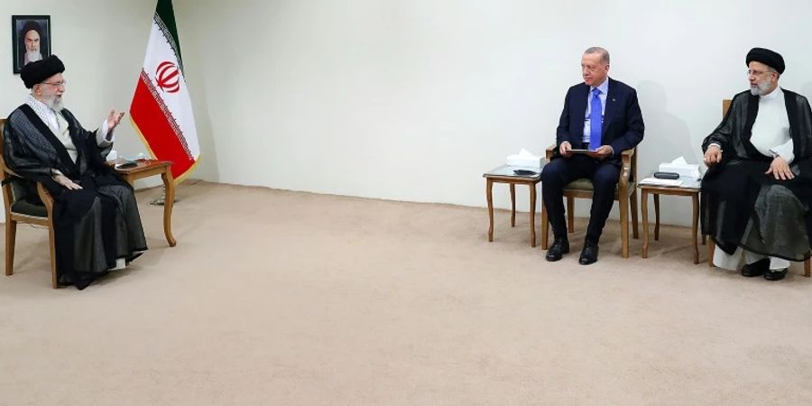 Chamenei (l.) mit Erdogan (M.) und Raisi