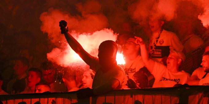 Fans von Dynamo Dresden hatten mehrfach Pyrotechnik gezündet. Fans von Dynamo Dresden hatten mehrfach Pyrotechnik gezündet.