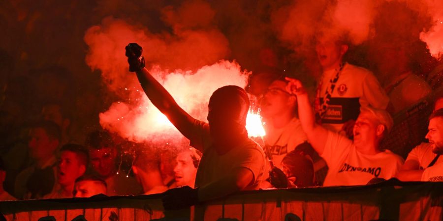 Fans von Dynamo Dresden hatten mehrfach Pyrotechnik gezündet.