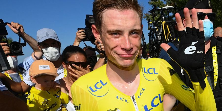 Von Emotionen überwältigt: Dem Dänen Jonas Vingegaard ist der Sieg der 109. Tour de France sicher.