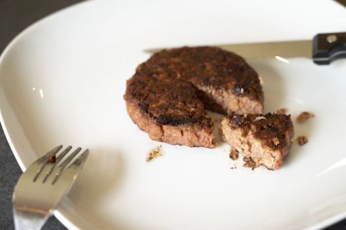 Vegane Fleischersatzprodukte haben laut Bund nur 2,3 Prozent Marktanteil im Schweizer Detailhandel, obwohl die Nachfrage stark gestiegen ist. Fleischersatz Vegan Detailhandel