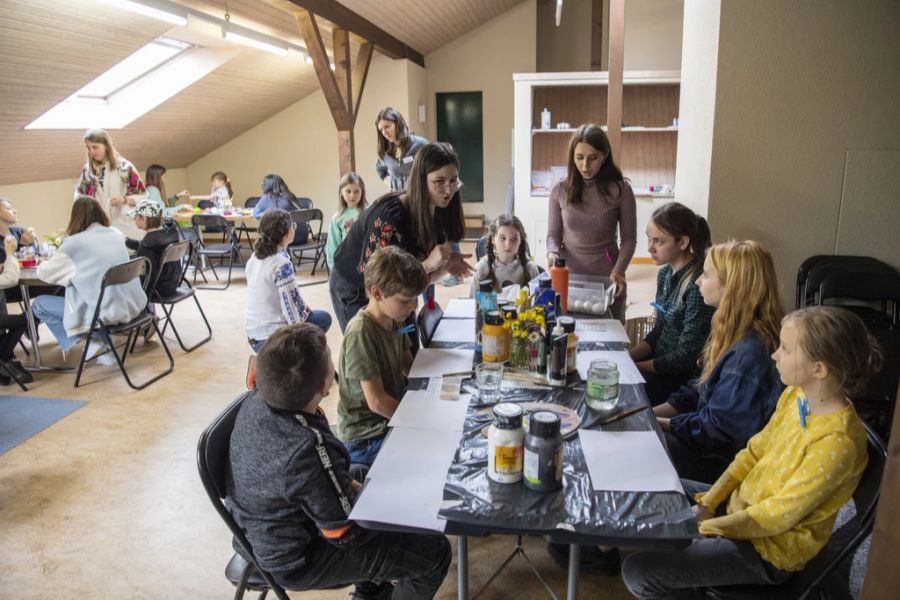 Frauen und Kinder bemalen Ostereier während einer traditionellen orthodoxen Osterfeier und Eröffnung des neuen ukrainischen Kultur- und Begegnungszentrums Prostir in Reussbühl in Luzern am