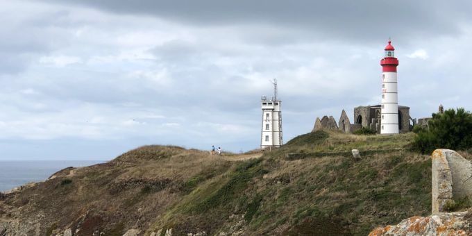 Die bretonische Westküste gilt als gefährliches Seegebiet und ist deshalb gespickt mit Leuchttürmen – wie diesem an der Landspitze Pointe Saint-Mathieu. Küste Felsen Leuchtturm Meer