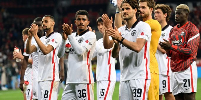 Frankfurts Spieler applaudieren mit den Fans nach der 2:0-Niederlage. Frankfurts Spieler applaudieren mit den Fans nach der 2:0-Niederlage.