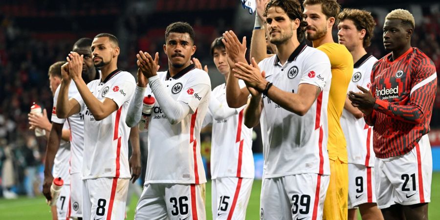 Frankfurts Spieler applaudieren mit den Fans nach der 2:0-Niederlage.