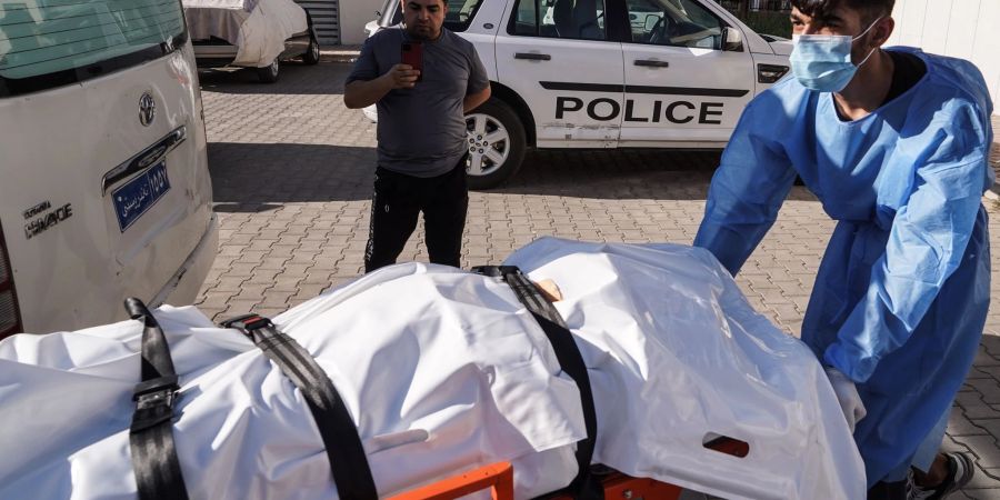 Ein Sanitäter transportiert die Leiche eines Opfers nach einem Artilleriebeschuss in einem Touristenort im Nordirak ab.