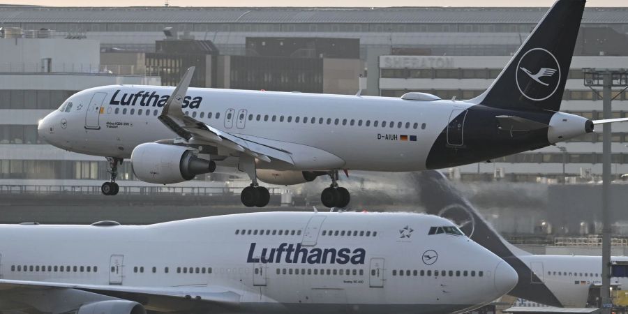 Ein Pilotenstreik bei Lufthansa ist noch im Sommer möglich. Der Vorstand der Gewerkschaft «Vereinigung Cockpit» hat die entsprechende Urabstimmung beschlossen.