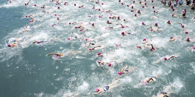 Schwimmerinnen und Schwimmer überqueren in Zürich den See. (Archivbild) Stadtzürcher Seeüberquerung